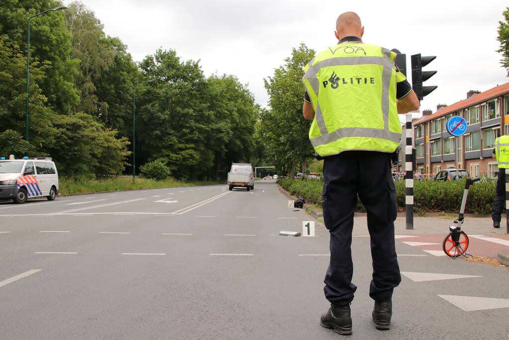 Fietsster overleden na botsing met bestelbus