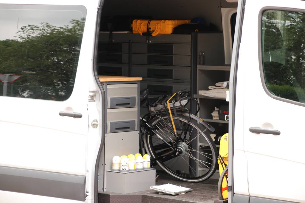 Fietsster overleden na botsing met bestelbus