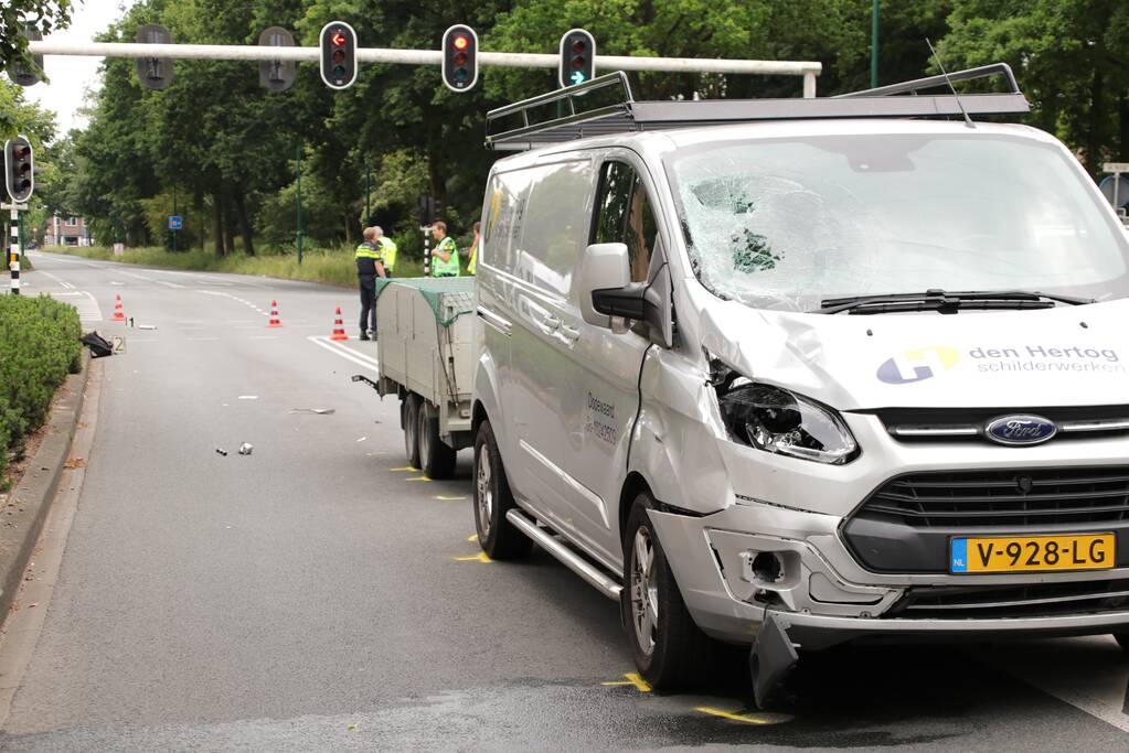 Fietsster overleden na botsing met bestelbus
