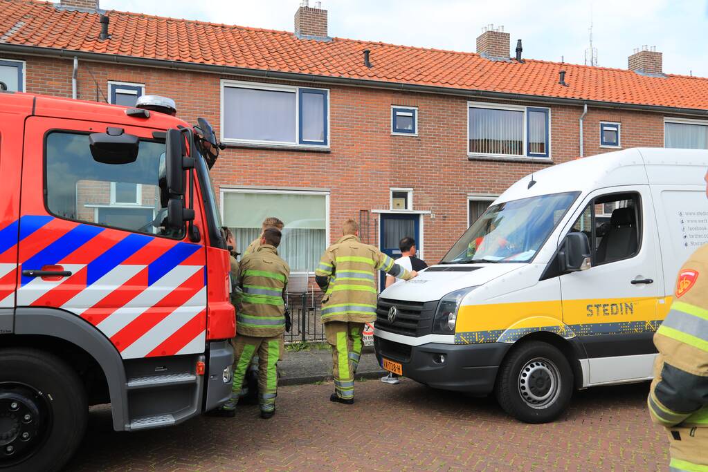 Bewoner doorboord gasleiding met hekwerk
