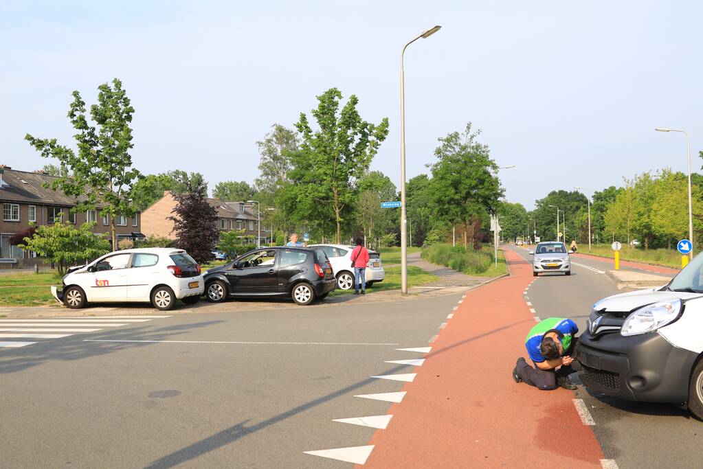 Twee voertuigen botsen op kruising