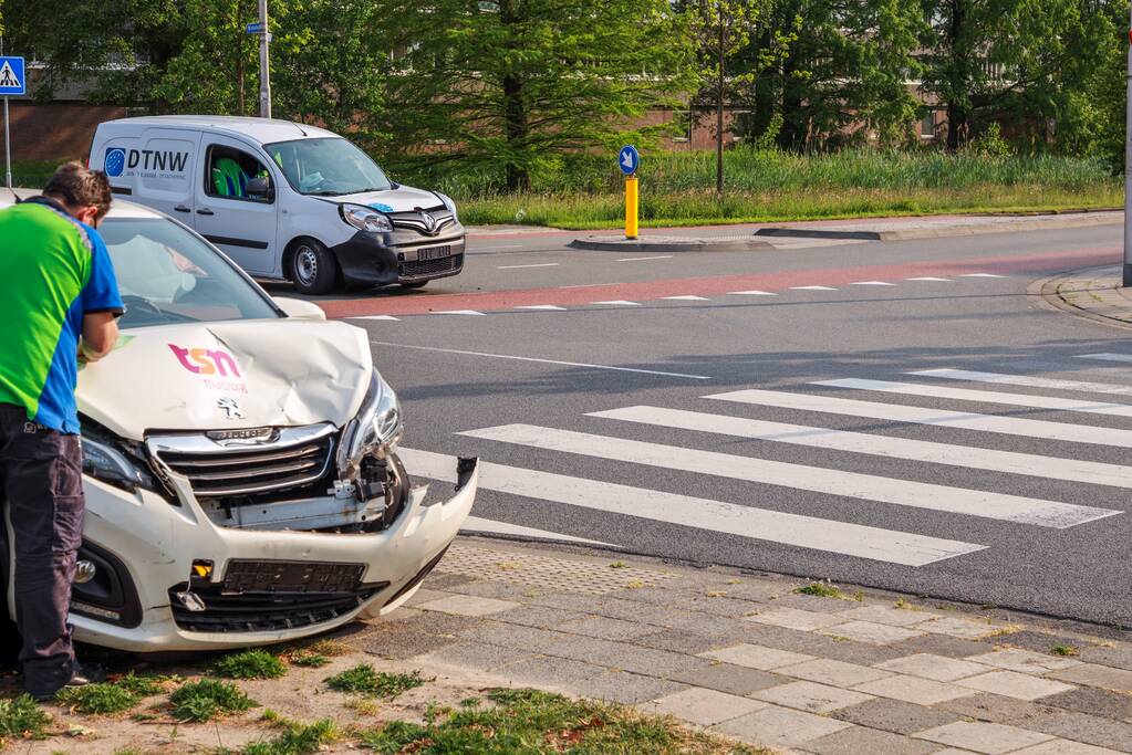 Twee voertuigen botsen op kruising