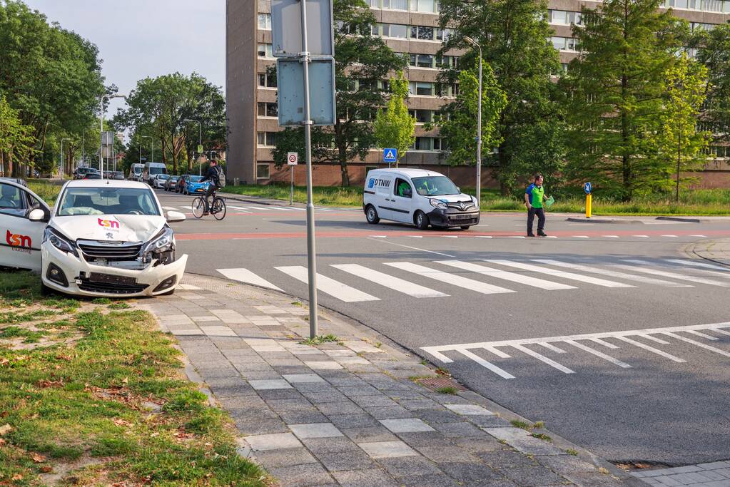 Twee voertuigen botsen op kruising