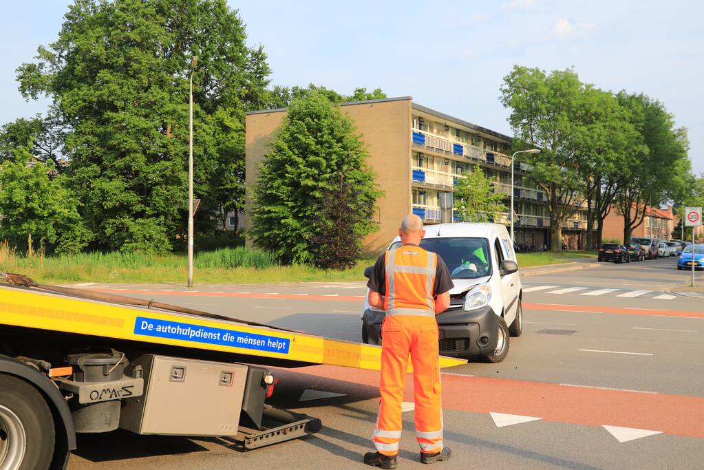 Twee voertuigen botsen op kruising