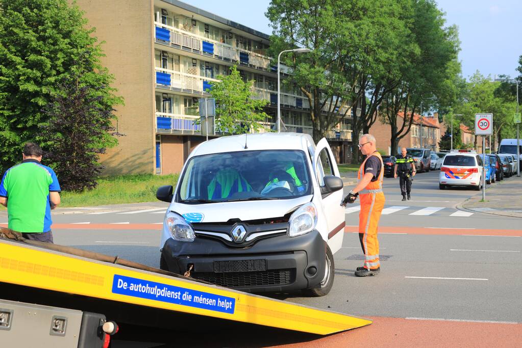 Twee voertuigen botsen op kruising