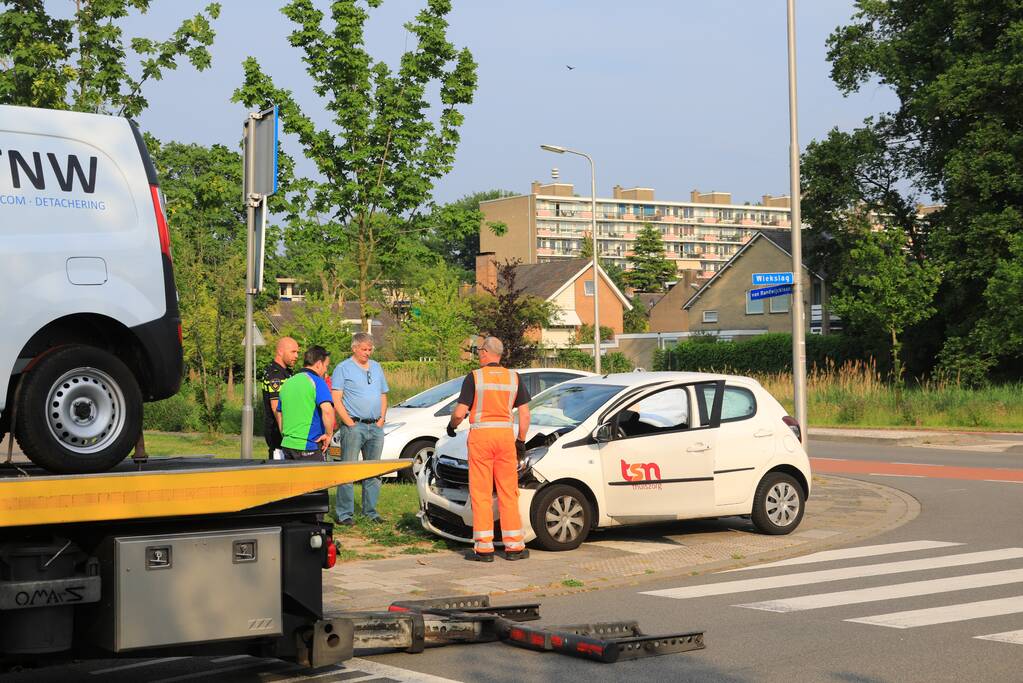 Twee voertuigen botsen op kruising