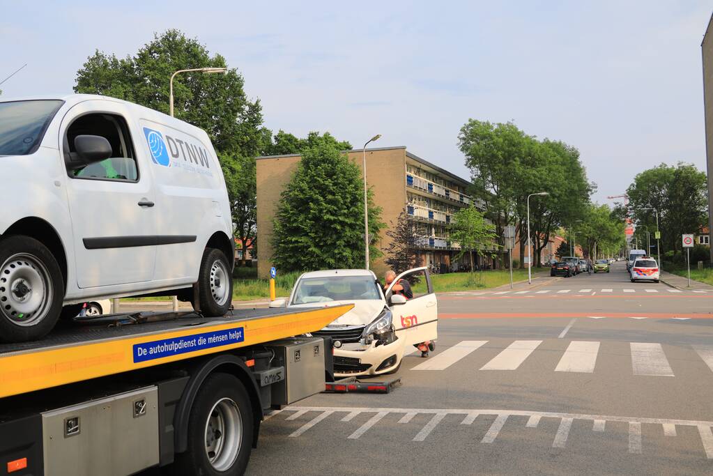 Twee voertuigen botsen op kruising