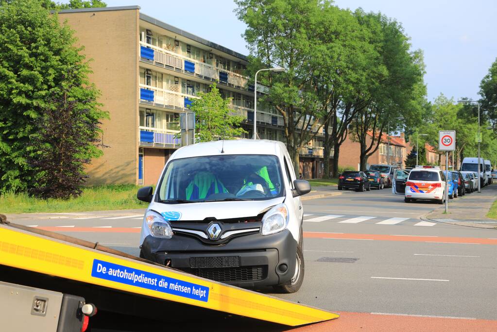 Twee voertuigen botsen op kruising