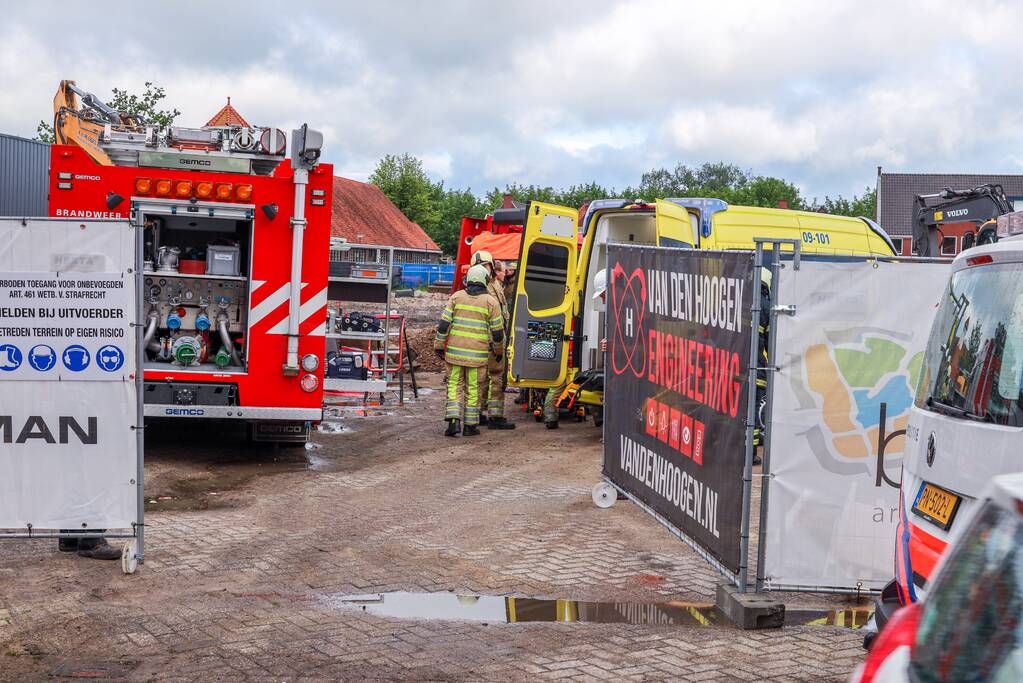 Vrachtwagen kantelt op bouwterrein