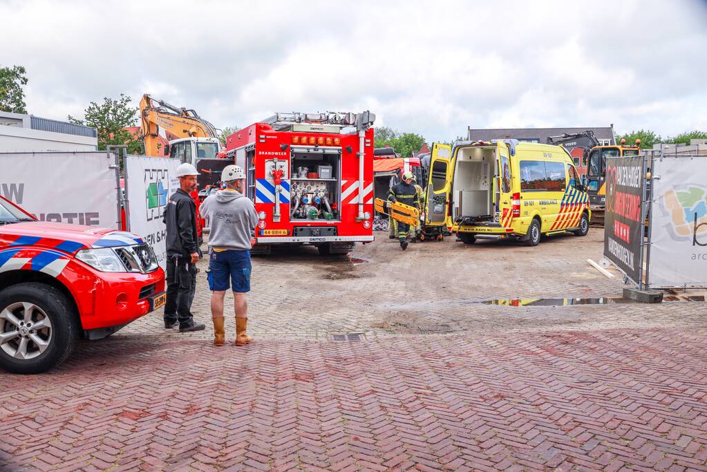 Vrachtwagen kantelt op bouwterrein