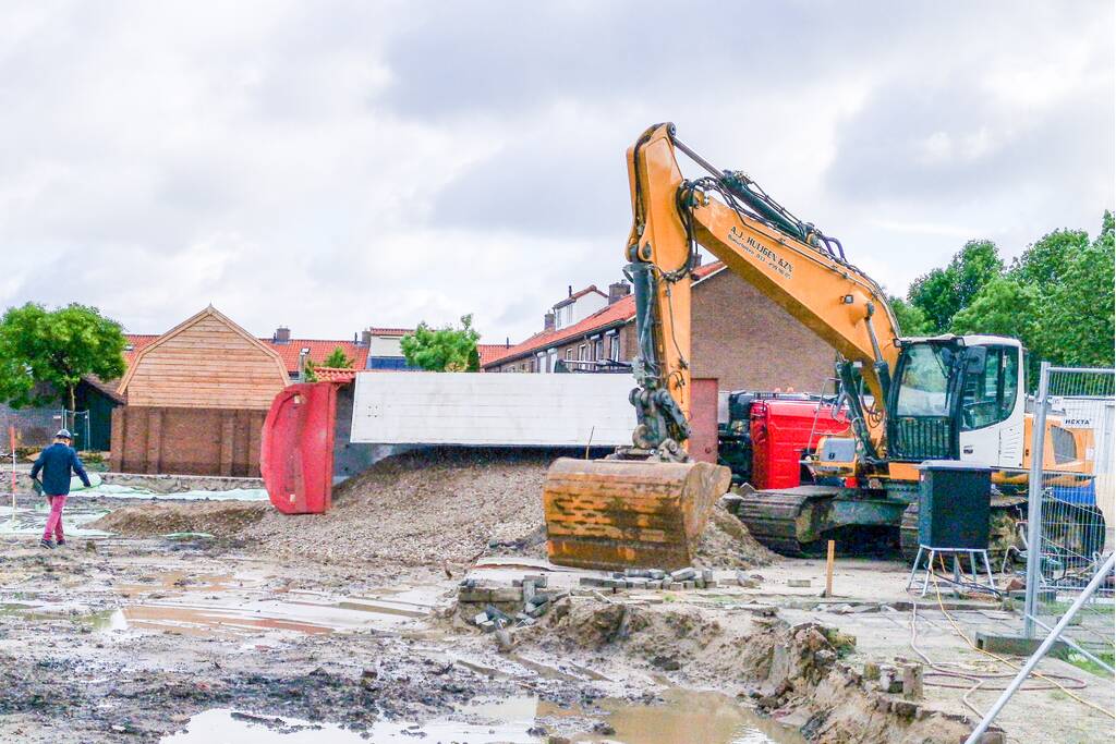 Vrachtwagen kantelt op bouwterrein