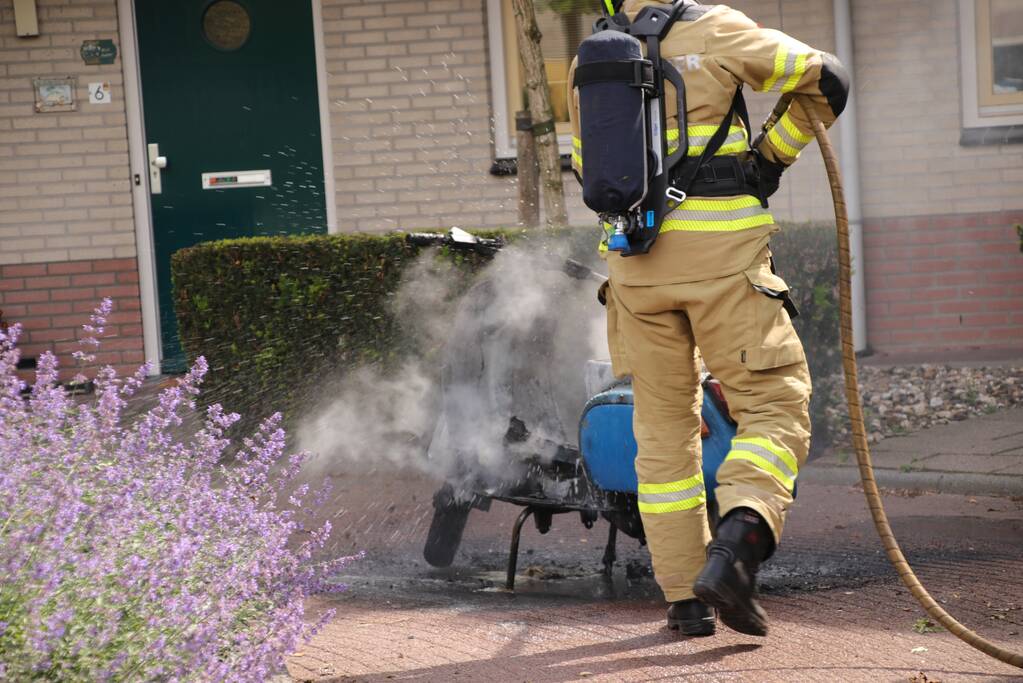 Scooter gaat in vlammen op