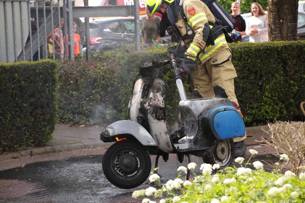 Scooter gaat in vlammen op