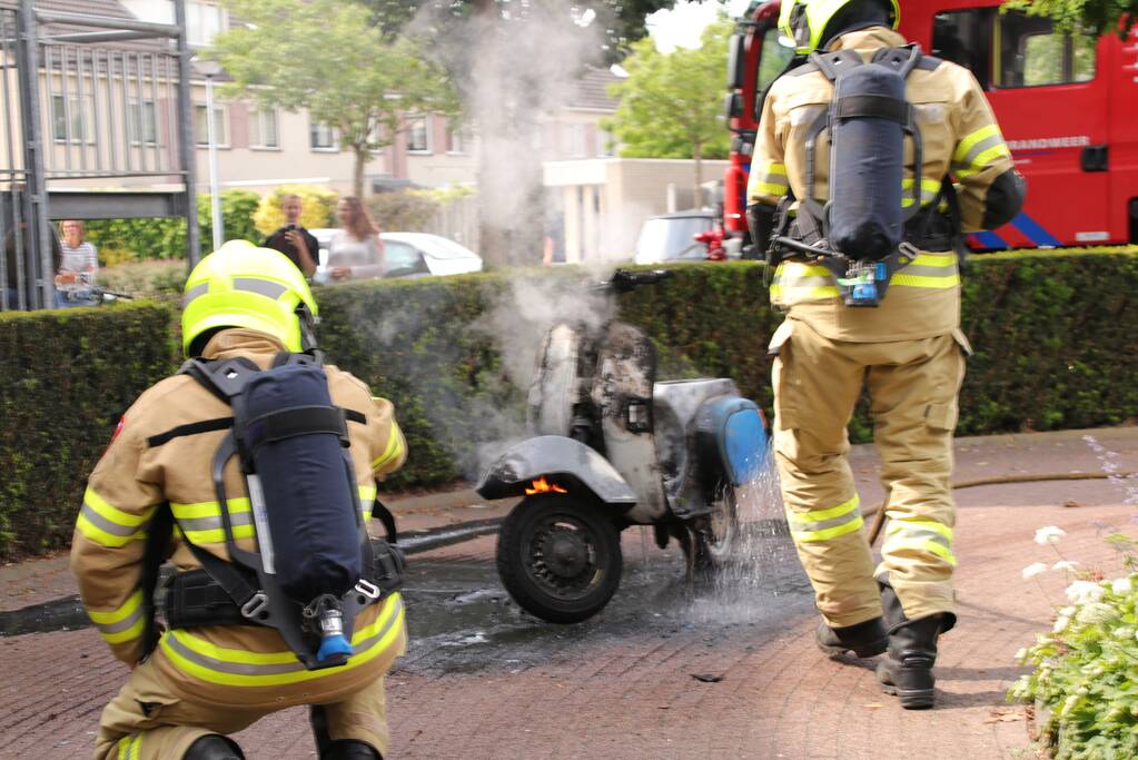 Scooter gaat in vlammen op