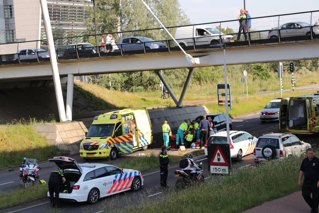 Persoon gewond na val van brug