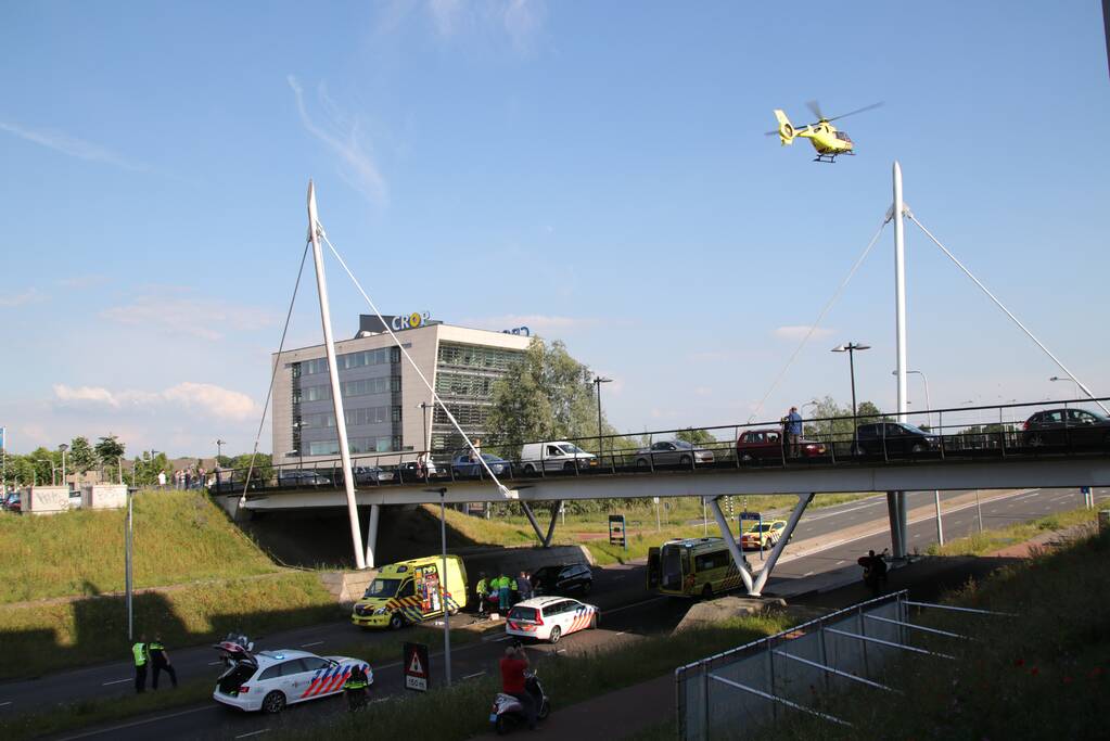 Persoon gewond na val van brug
