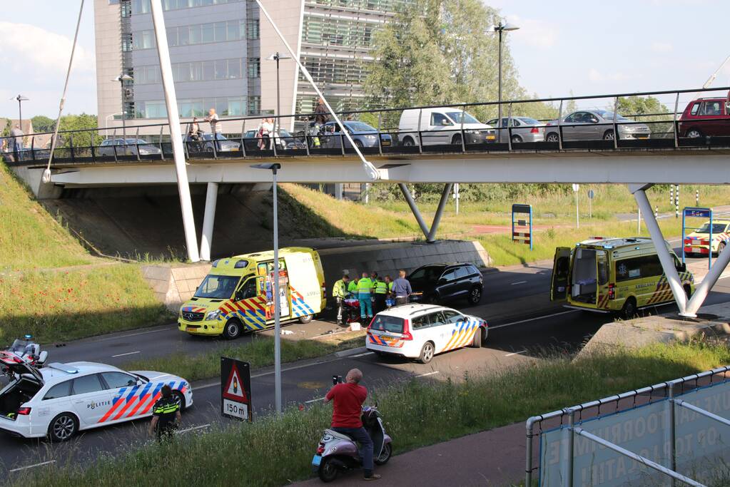 Persoon gewond na val van brug