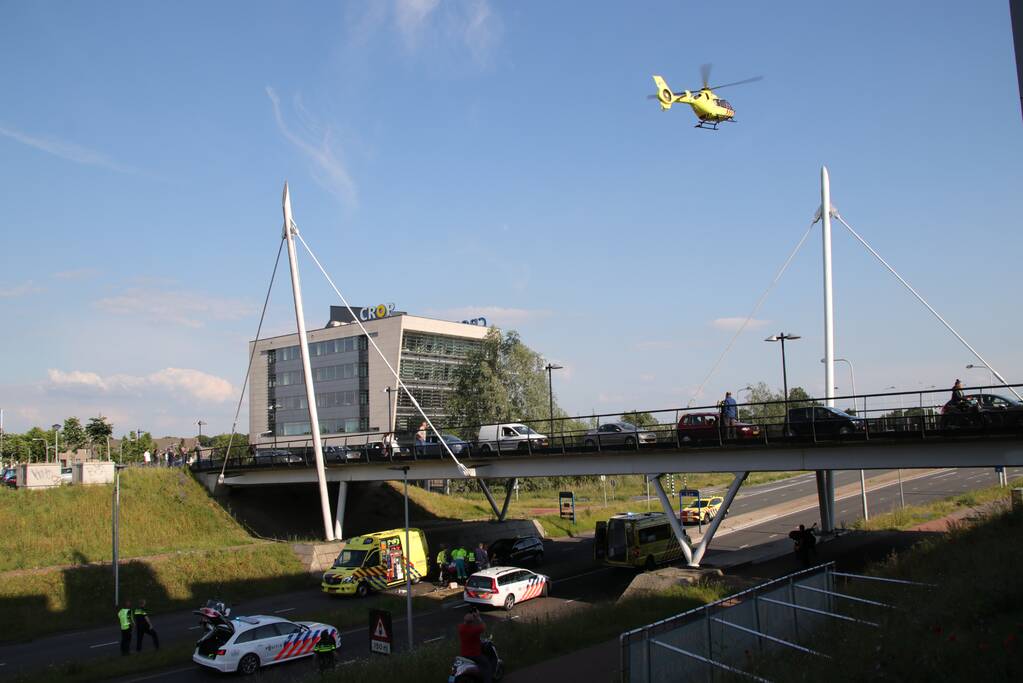 Persoon gewond na val van brug