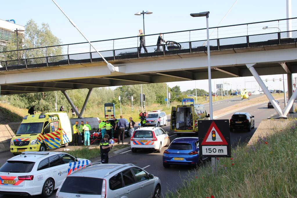 Persoon gewond na val van brug