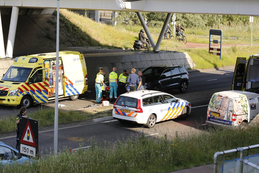 Persoon gewond na val van brug