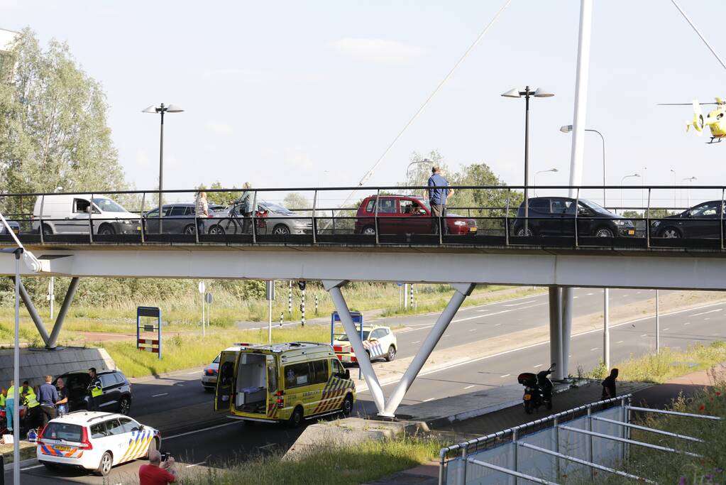 Persoon gewond na val van brug