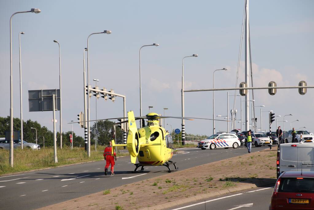 Persoon gewond na val van brug