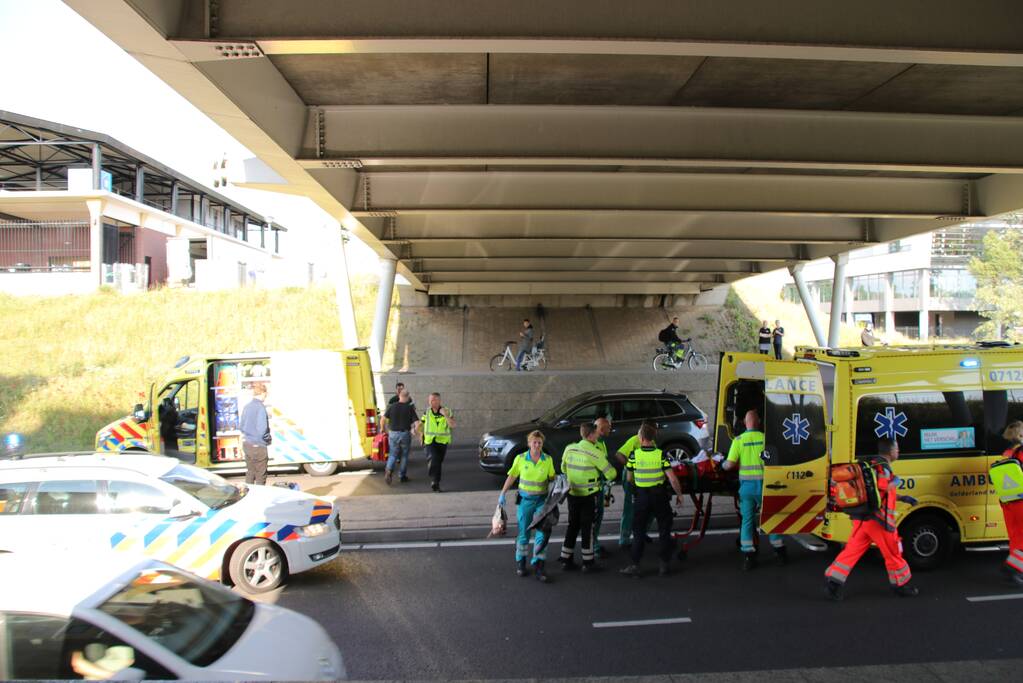 Persoon gewond na val van brug