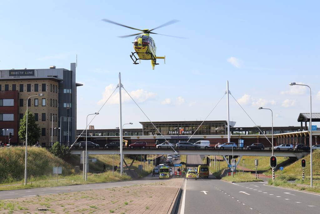 Persoon gewond na val van brug