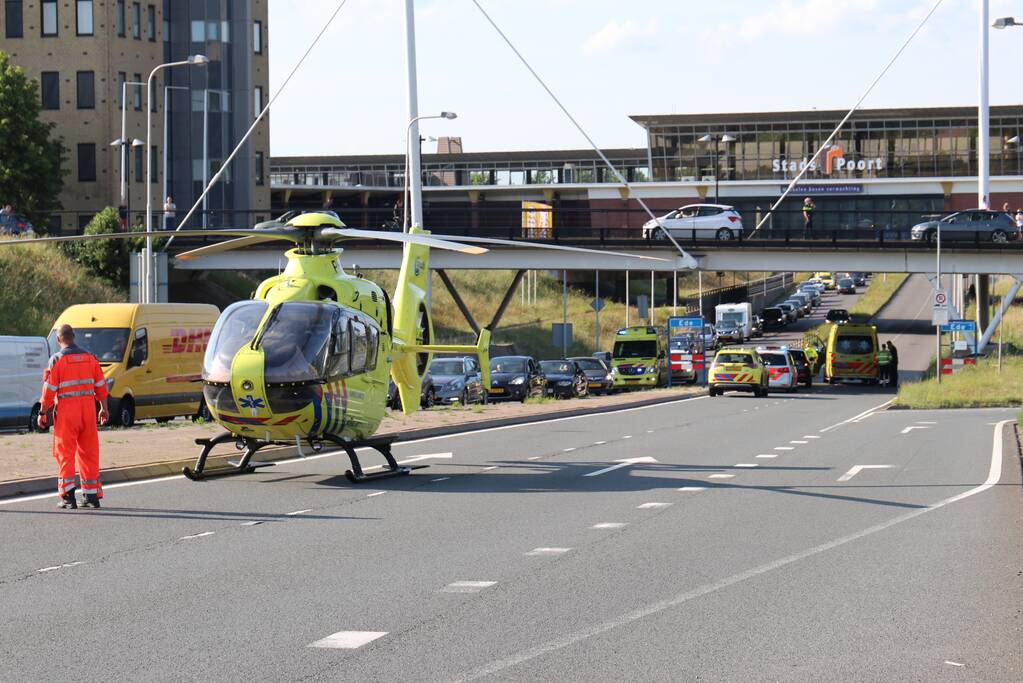 Persoon gewond na val van brug
