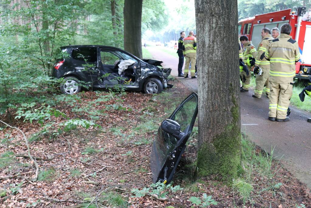 Auto botst op boom