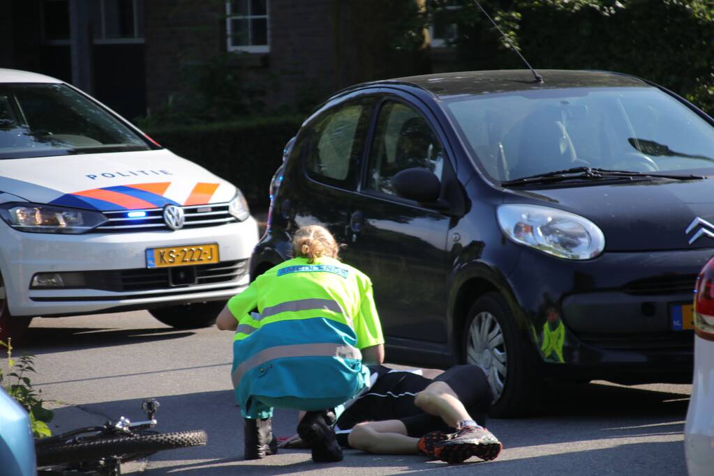 Mountainbiker gewond na botsing met auto