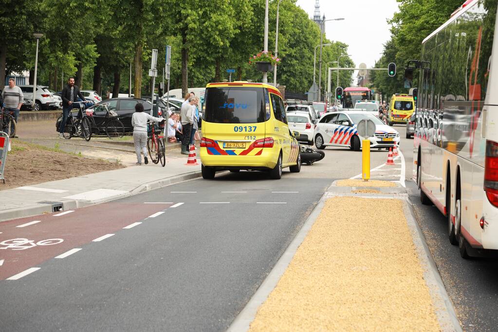 Motorrijder botst tegen auto bij inhaalmanoeuvre