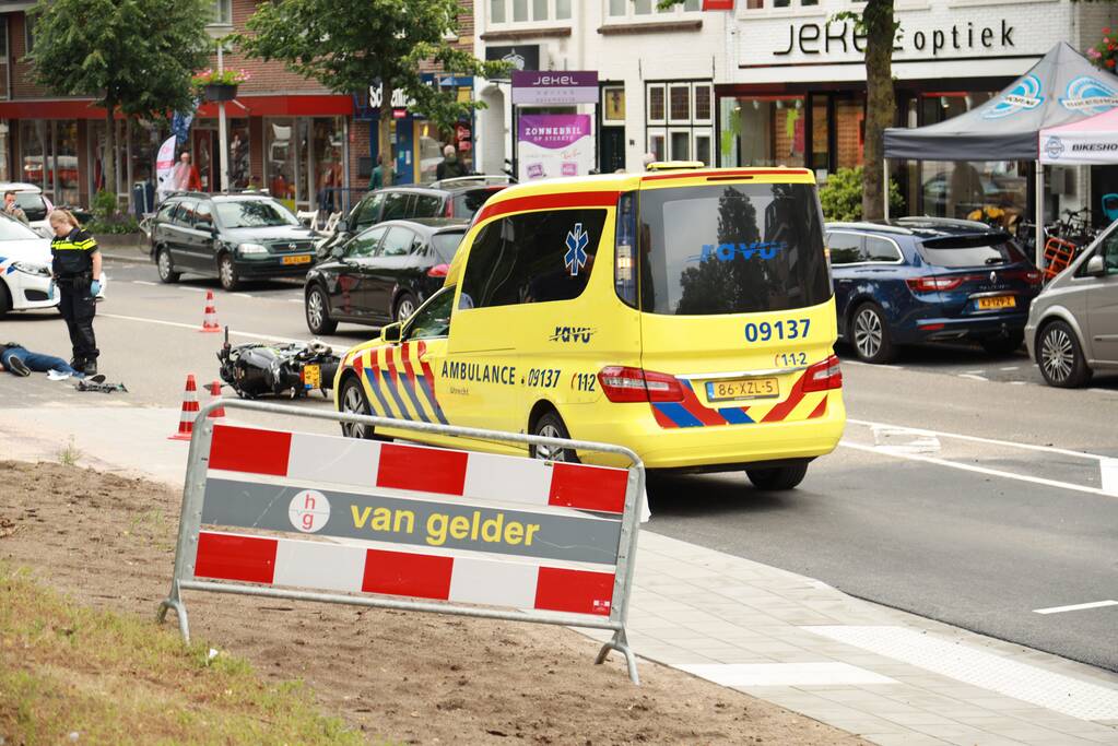 Motorrijder botst tegen auto bij inhaalmanoeuvre