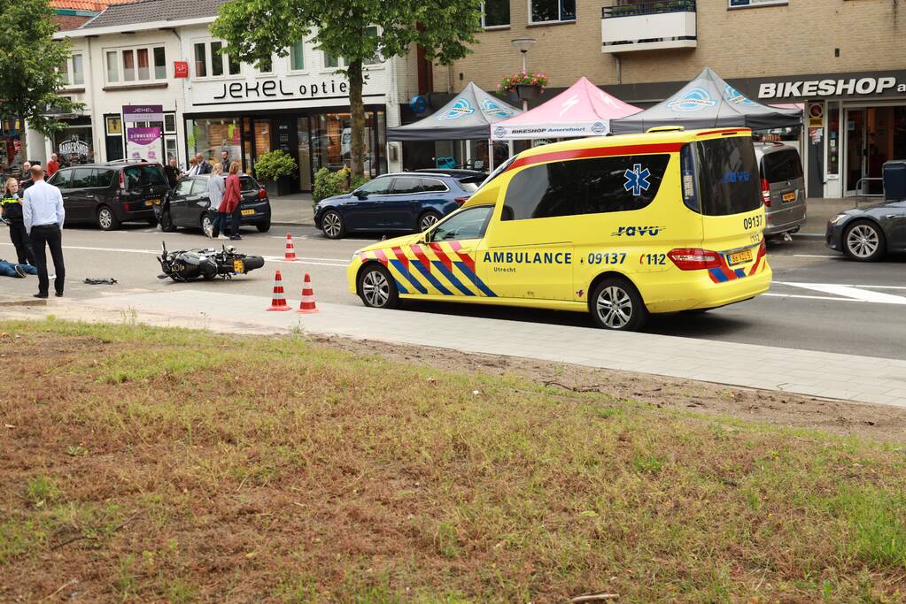 Motorrijder botst tegen auto bij inhaalmanoeuvre