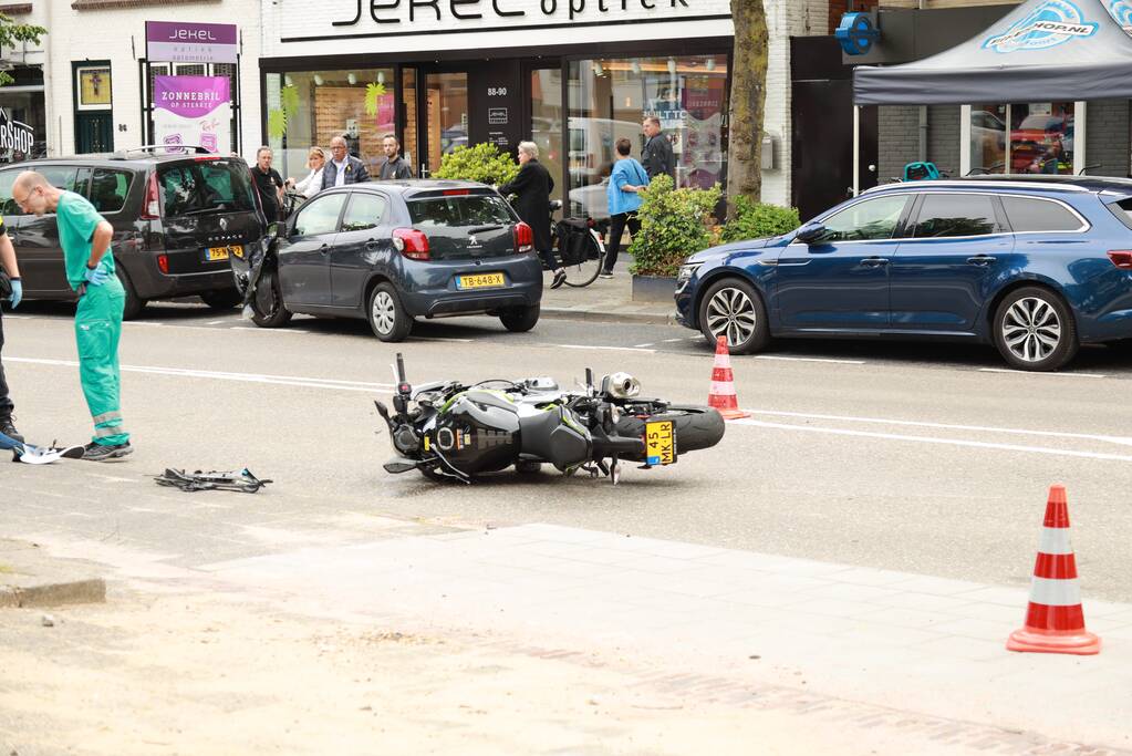 Motorrijder botst tegen auto bij inhaalmanoeuvre