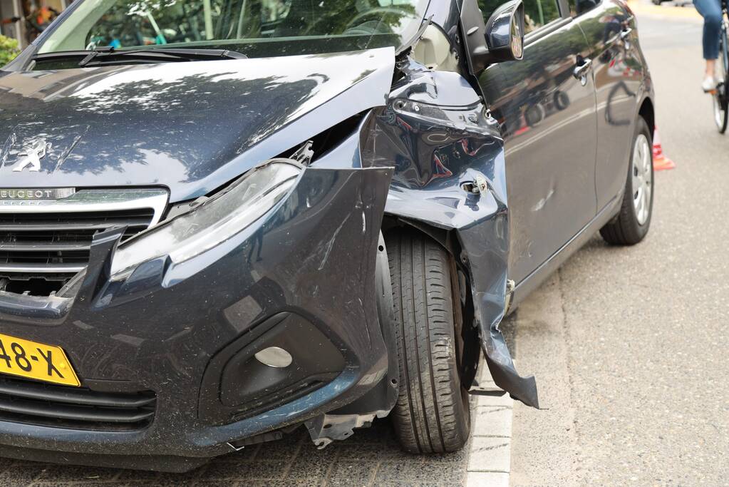 Motorrijder botst tegen auto bij inhaalmanoeuvre