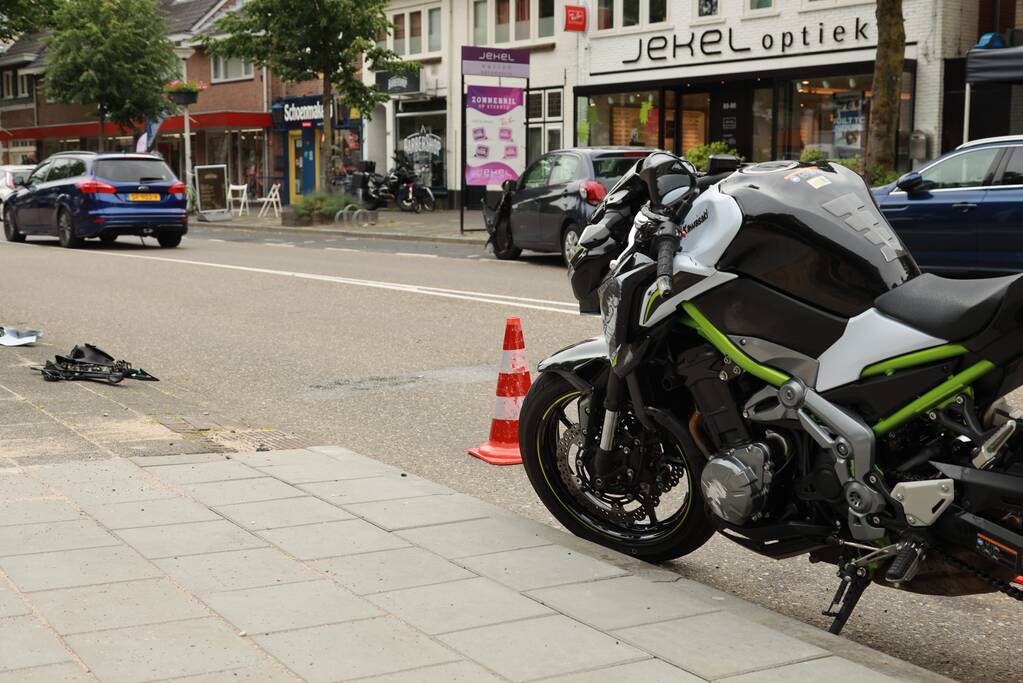 Motorrijder botst tegen auto bij inhaalmanoeuvre
