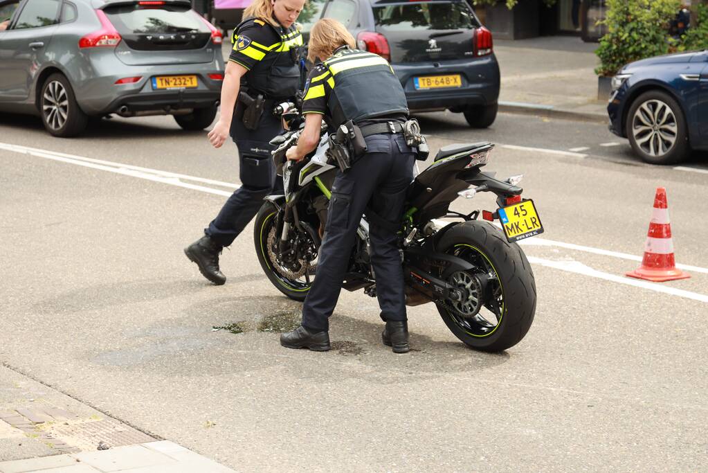 Motorrijder botst tegen auto bij inhaalmanoeuvre