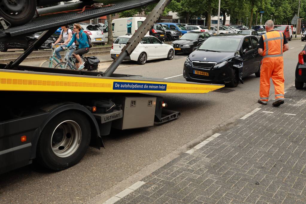 Motorrijder botst tegen auto bij inhaalmanoeuvre