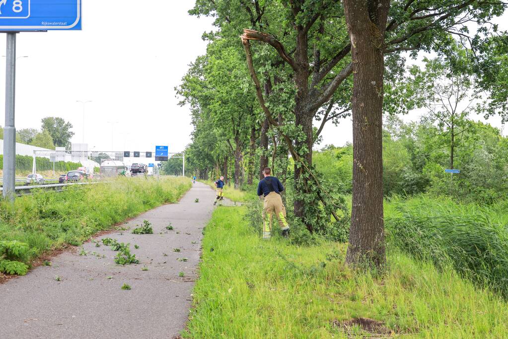 Flinke tak boven fietspad breekt af