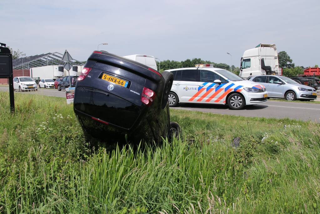 Auto belandt op de kop in sloot