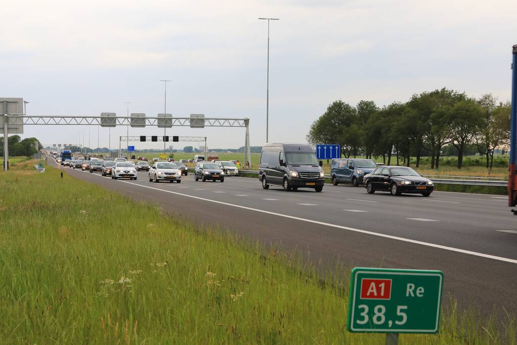 Rijbaan afgesloten door kop-staart botsing