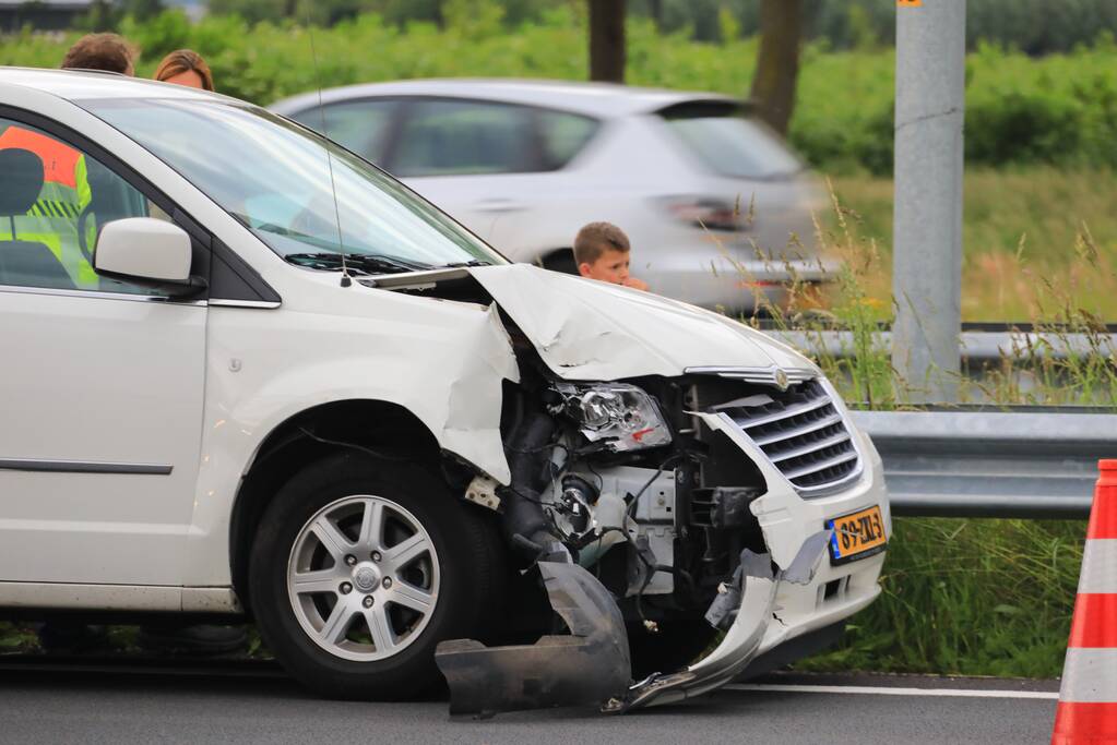Rijbaan afgesloten door kop-staart botsing