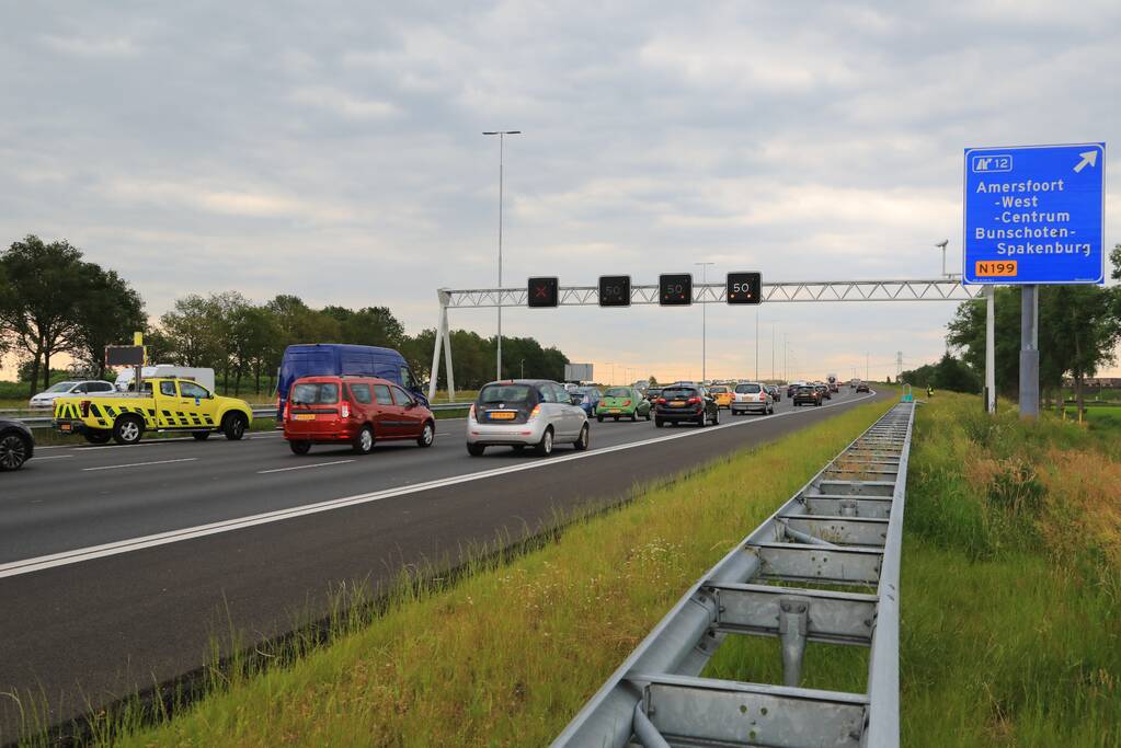 Rijbaan afgesloten door kop-staart botsing