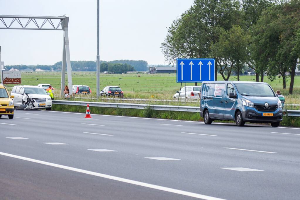 Rijbaan afgesloten door kop-staart botsing