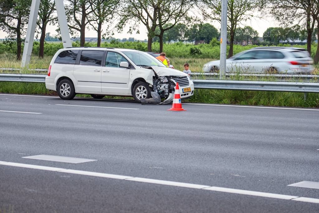 Rijbaan afgesloten door kop-staart botsing