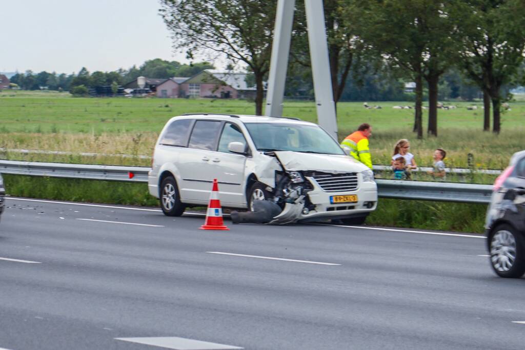 Rijbaan afgesloten door kop-staart botsing