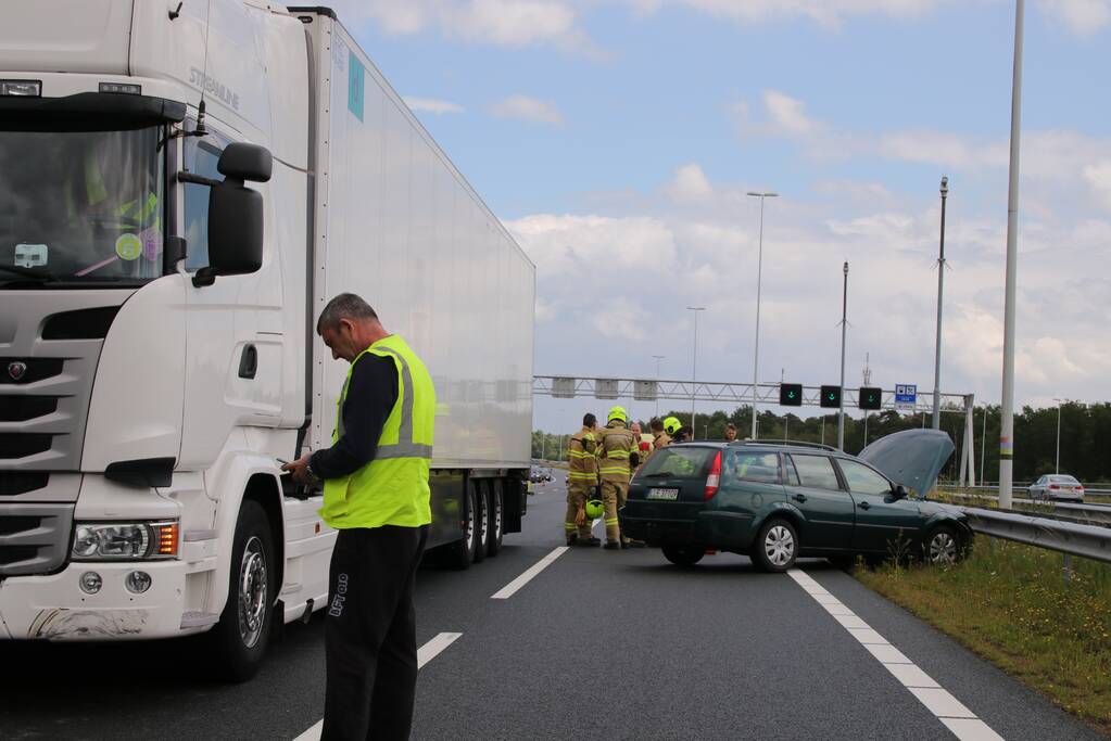 Twee rijbanen afgesloten wegens ongeval met vrachtwagen