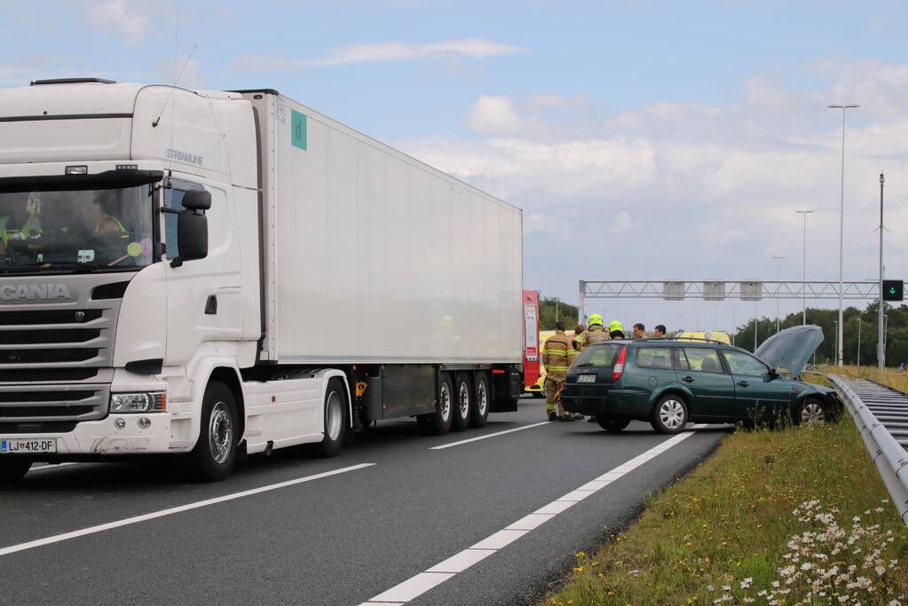 Twee rijbanen afgesloten wegens ongeval met vrachtwagen