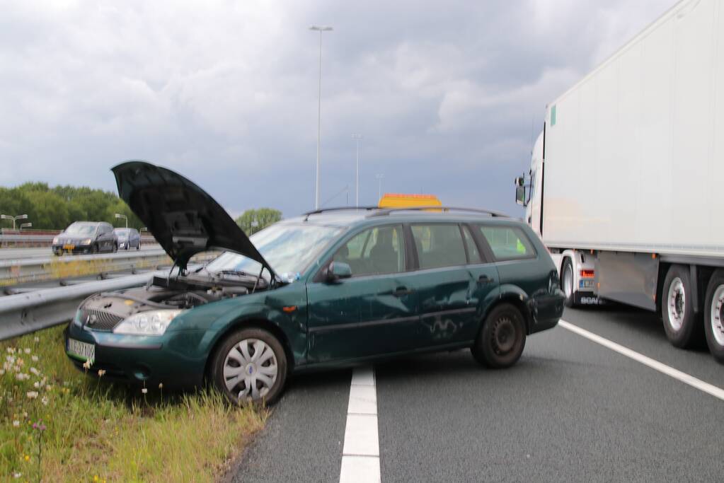 Twee rijbanen afgesloten wegens ongeval met vrachtwagen